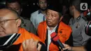 Bupati Sidoarjo, Saiful Ilah mengenakan rompi tahanan usai menjalani pemeriksaan 1x24 jam pasca terjaring operasi tangkap tangan (OTT) di Gedung KPK, Jakarta, Kamis (9/1/2020). (merdeka.com/Dwi Narwoko)