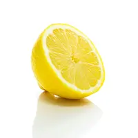 Campurkan air lemon dengan sedikit air agar tidak terlalu asam, gunakan hanya di malam hari dan jangan lupa memakai sunscreen keesokan harinya (Foto: Moritz Nie/Unsplash)