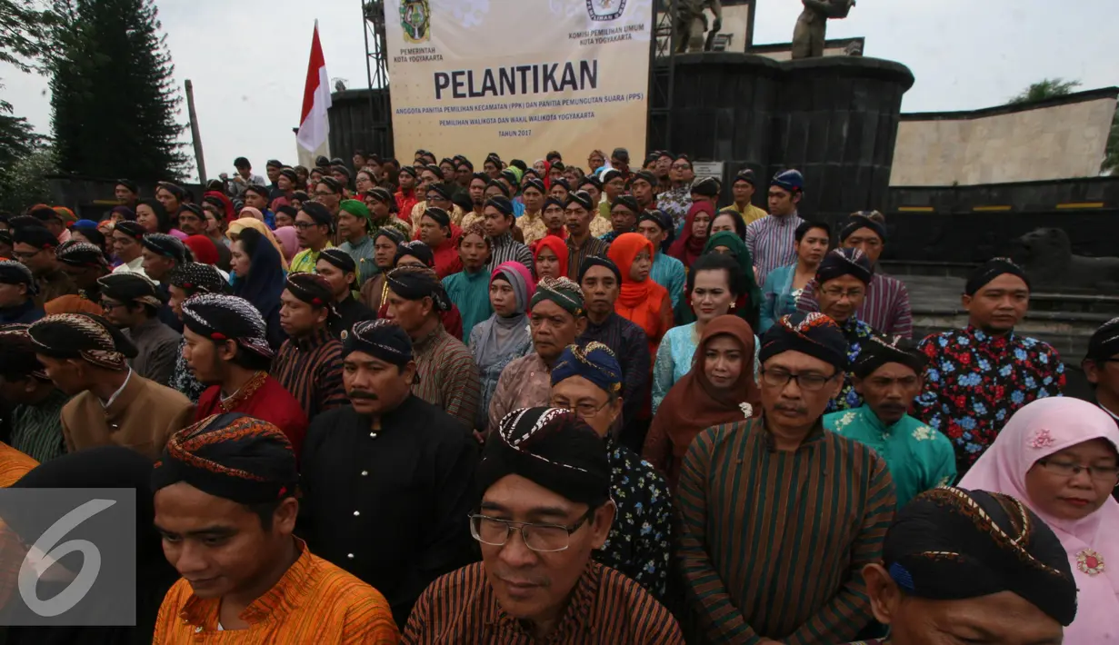 Ratusan calon anggota PPK dan PPS mengikuti prosesi pelantikan di Plaza Serangan Umum Satu Maret,Yogyakarta, Rabu (20/7). KPUD Kota Yogyakarta melantik PPK dan PPS untuk pelaksanaan Pilkada Walikota Yogyakarta 2017. (Liputan6.com/Boy Harjanto)