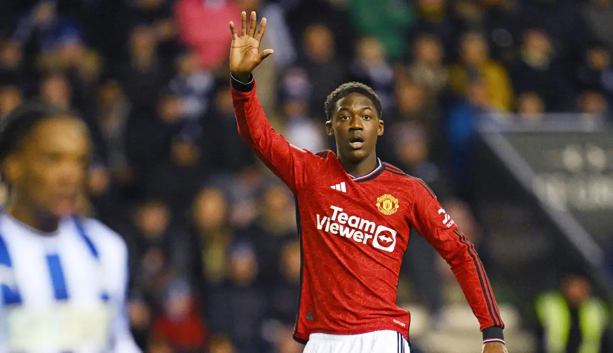 Kobbie Mainoo bermain luar biasa melawan Wigan Athletic. Pemain yang baru berusia 18 tahun itu memiliki visi bermain layaknya gelandang senior. (AFP/Paul Ellis)
