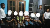 Kelima remaja yang ada di dalam foto itu beserta satu remaja yang diduga mengambil gambar mereka diamankan tim Buser Polres Jepara Polda Jateng. (Liputan6.com/Fajar Eko Nugroho)