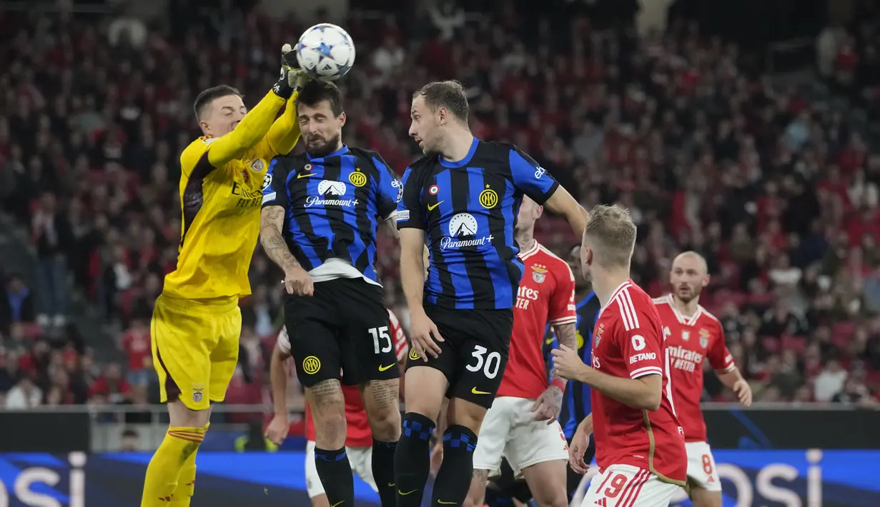 Inter baru bangkit di babak kedua untuk menyamakan kedudukan jadi 3-3 berkat gol Marko Arnautovic (51'), Davide Frattesi (58'), dan penalti Alexis Sanchez (72'). (AP Photo/Armando Franca)