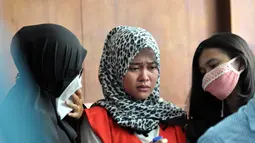Assyifa Ramadhani tampak duduk bersebelahan dengan ibu dan adiknya di Pengadilan Negeri Jakarta Pusat, (7/10/14). (Liputan6.com/Panji Diksana)  