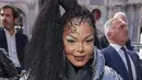 Janet Jackson duduk saat menghadiri koleksi busana Louis Vuitton Spring/Summer 2023 yang dipresentasikan selama Paris Fashion Week di Paris pada Selasa, 4 Oktober 2022.  Musisi "Call on Me" itu melangkah keluar dengan jaket puffer payet perak. Pakaian luarnya memiliki kerah tinggi dan bengkak yang dramatis dengan lengan mengembang dan manset hitam lebar. (Photo by Vianney Le Caer/Invision/AP)