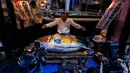 Kiyoshi Kimura, presiden Kiyomura Co., berpose dengan ikan tuna sirip biru yang memenangkan penawaran tertinggi pada lelang tahunan “Tahun Baru” di Tokyo, Senin, 5 Januari 2026. Acara tahunan lelang ikan tuna di Pasar Ikan Toyosu, Tokyo kembali digelar. (AP Photo/Louise Delmotte)