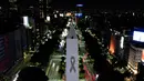 Sejumlah pemimpin dunia dijadwalkan hadir mengikuti prosesi pemakaman Paus Fransiskus. Tampak dalam foto, pemandangan udara obelisk yang dihiasi gambar mendiang Paus Fransiskus di Buenos Aires, Argentina pada 21 April 2025. (Luis ROBAYO/AFP)