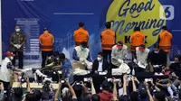 Wakil Ketua KPK, Nawawi Pomolango (tengah duduk) bersama petugas menunjukkan barang bukti terkait penetapan Menteri Kelautan dan Perikanan, Edhy Prabowo sebagai tersangka kasus dugaan suap calon eksportir benih lobster di Gedung KPK Jakarta, Rabu (25/11/2020). (Liputan6.com/Helmi Fithriansyah)