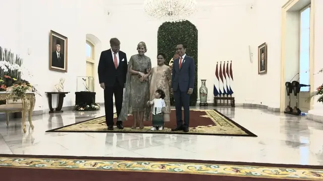 Sedah Mirah mengenakan kebaya bewarna putih dan kain batik ikut menyambut Raja dan Ratu Belanda dari halaman Istana Bogor.