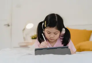 Beberapa pilihan aktivitas yang bisa dilakukan anak agar mengurangi screentime. (foto: tirachardz/freepik)