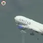 Roda pesawat Boeing milik maskapai United Airlines copot saat baru lepas landas, Senin, 8 Juli 2024. (dok. Youtube Cali Planes)