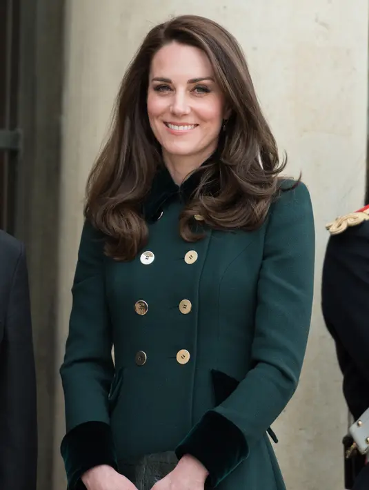 Kate Middleton juga senang bergaya ala military dengan gaun mantel berkancing di depan dan berukuran pas badan untuk menciptakan kesan klasik dan elegan (Foto: Shutterstock)