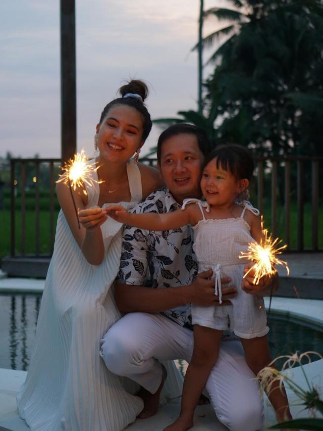 9 Tahun Menikah, Ini 7 Potret Bahagia Olivia Jensen Bersama Keluarga