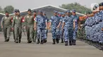 Panglima Komando Operasi Udara Nasional (Pangkoopsudnas) Marsekal Madya Tedi Rizalihadi (kedua kanan) menginspeksi pasukan pengamanan VVIP pelantikan presiden dan wakil presiden terpilih di Pangkalan Udara Halim Perdanakusuma, Jakarta, Kamis (17/10/2024). (Liputan6.com/Herman Zakharia)