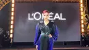 Tasya Farasya hadir di Loreal Paris bahkan ia berkesempatan interview Kendall Jenner. Tasya tampil dengan gaun panjang plisket warna hitam kebiruan. [@tasyafarasya]
