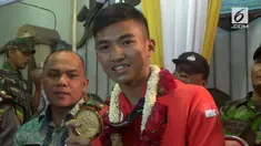Rifki diarak hingga di depan rumah dan wargapun berebut foto bersama sang idola baru warga Surabaya.