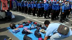 Pedagang kaki lima menjajakan barang dagangan saat Demo Hari Buruh di Jakarta, Selasa (1/5). Pedagang kaki lima ini memanfaatkan Hari Buruh untuk mengais rejeki dengan berjualan saat demontrasi berlangsung. (Liputan6.com/Johan Tallo)