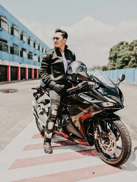 Ananda Omesh dapat disebut sebagai salah satu presenter kondang di Indonesia. Itu membuatnya selalu tampil di acara mana pun. Omesh memiliki hobi yang dimiliki oleh pria pada umumnya, yaitu motor gede. (Liputan6.com/omeshomesh)