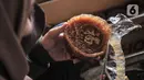 Aktivitas pekerja saat memproduksi kue keranjang Hoki di kawasan Sawangan, Depok, Kamis (20/1/2022). Menjelang Tahun Baru Imlek, industri kue keranjang Hoki milik Kim Hin atau akrab disapa Djohari (66) yang telah dirintis sejak 1988 itu mulai kembali bergeliat. (merdeka.com/Iqbal S Nugroho)