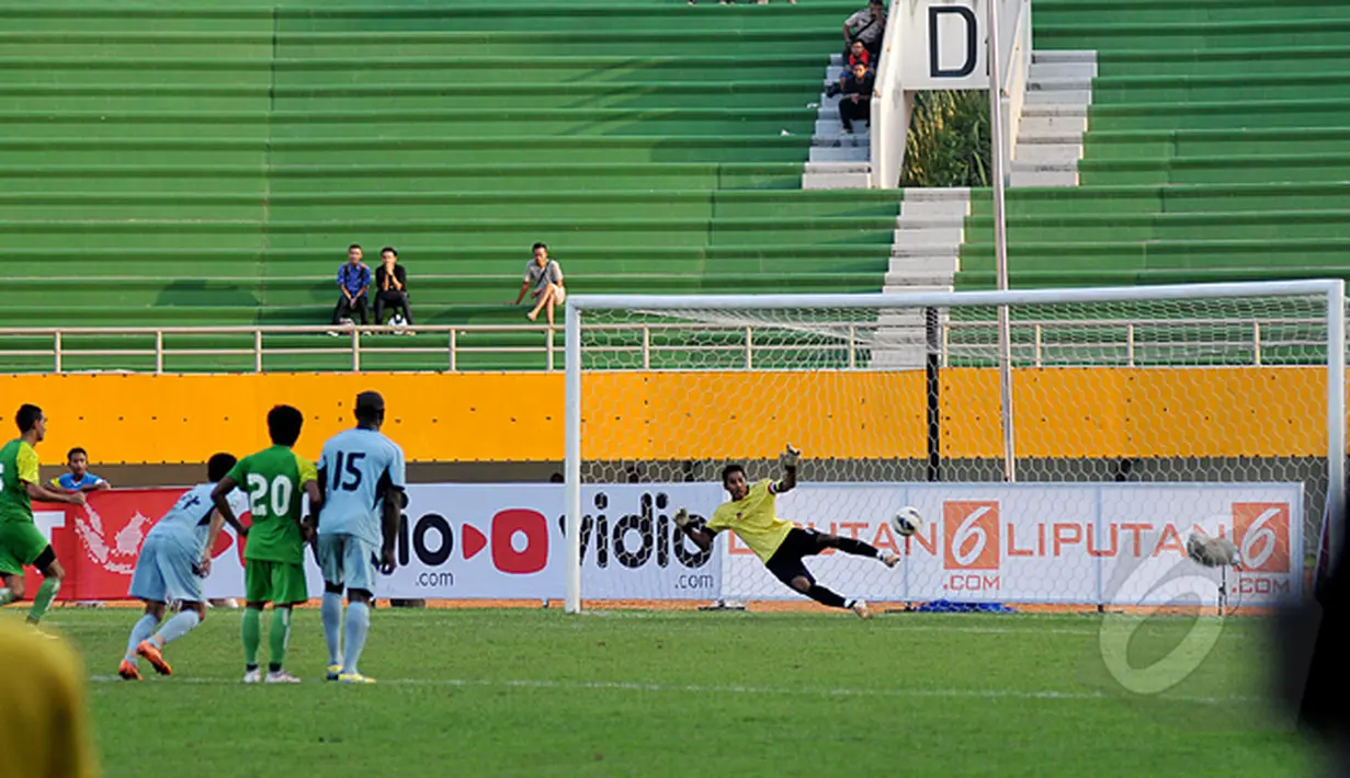 Octavio Dutra sebagai eksekutor sukses menjalan tugas dan membawa Bajul Ijo unggul 1-0 dalam laga SCM Cup 2015, Stadion Jakabaring, Palembang, Selasa (27/1/2015). (Liputan6.com/Johan Tallo)