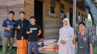 Berbagi tali asih di pesantren pada hari kasih sayang. (Foto: Liputan6.com/Jayadi Supriyadin)
