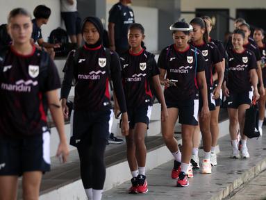 Pemain Tim Nasional (Timnas) Sepakbola Putri Indonesia saat tiba di lapangan latih Jakarta International Stadium (JIS), Jumat (20/6/2025). (Liputan6.com/Helmi Fithriansyah)