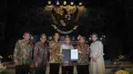 Kementerian Pekerjaan Umum dan Pemprov DKI menandatangani nota kesepahaman di Balai Kota Jakarta, (4/9/14). (Liputan6.com/Herman Zakharia)