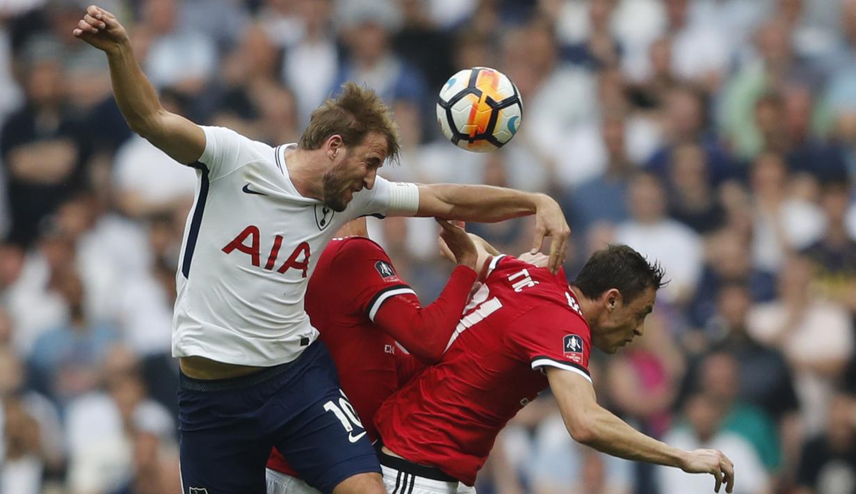 Duel pemain Tottenham Hotspur, Harry Kane (kiri) dan pemain Manchester United, Nemanja Matic pada semifinal Piala FA di Wembley stadium, London, (21/4/2018). MU menang 2-1. (AP/Frank Augstein)