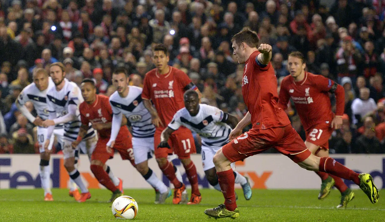 Gelandang Liverpool, James Milner, melakukan eksekusi penalti pada laga Liga Europa melawan Bordeaux di Stadion Anfield, Inggris, Kamis (26/11/2015). (AFP Photo/Oli Scarff)