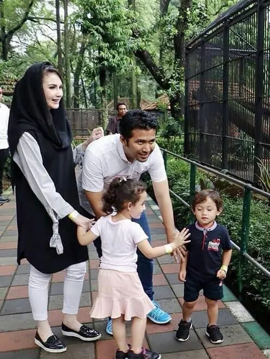 Meskipun sibuk, akan tetapi Emil dan Arumi tetap meluangkan waktu untuk kedua buah hatinya. Mereka terlihat berlibur ke kebun binatang. (Foto: instagram.com/arumi_arumi_94)