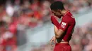 Bek Liverpool, Trent Alexander-Arnold, tampak lesu usai gagal meraih gelar juara Premier League di Stadion Anfield, Minggu (12/5). Liverpool menyudahi musim ini di peringkat kedua klasemen Premier League dengan nilai 97. (AP/Dave Thompson)