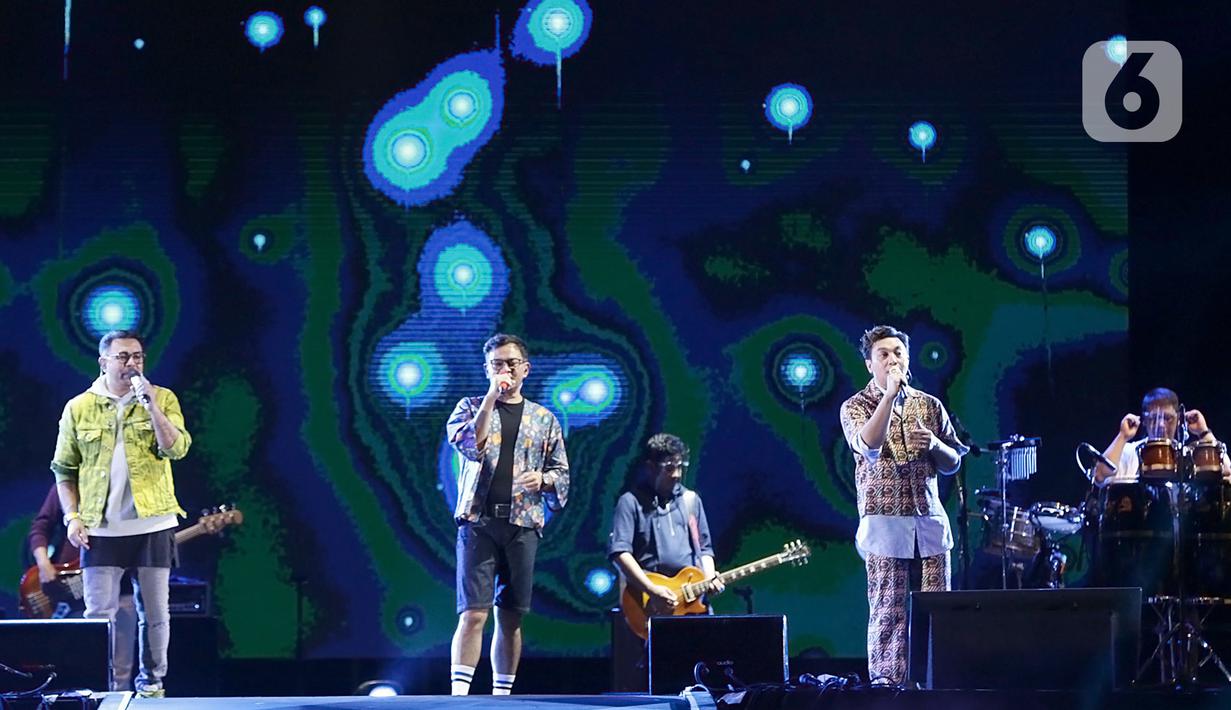 Aksi panggung Kahitna dalam konser New Live Experience 2020 di Parkir Barat JIExpo Kemayoran, Jakarta, Sabtu (29/8/2020). Acara musik dengan konsep drive in concert menjadi alternatif dan solusi hiburan masyarakat saat situasi pandemi. (Fimela.com/Bambang E.Ros)