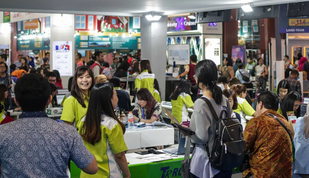 Pekerja melayani pengunjung yang memadati gerai perjalanan wisata dalam acara Astindo Travel Fair 2019 di JCC Senayan, Jakarta, Jumat (22/2). Ada pula pilihan tur ke Bangkok selama tiga hari hanya Rp 4,4 juta. (Liputan6.com/Faizal Fanani)