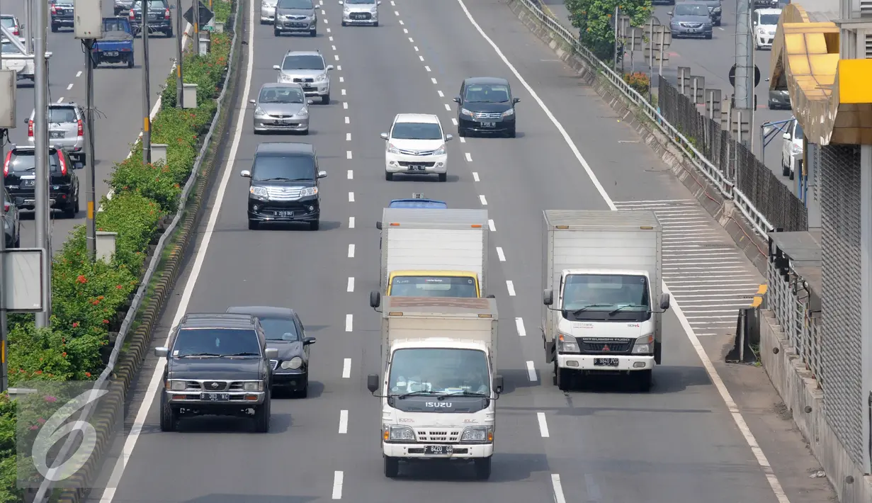 Sejumlah truk melintas di tol dalam Kota kawasan Senayan, Jakarta, Minggu (25/6). Per 1 Juli truk dan trailer dilarang melintasi jalur tol selama 10 hari hal ini untuk meminimalisir kemacetan saat arus mudik. (Liputan6.com/Helmi Affandi)
