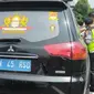 Polisi memberikan sanksi tilang kepada pengemudi yang menggunakan pelat nomor palsu. (Foto: istimewa)