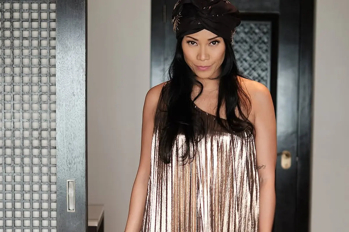 Bareng Suami Bule, Pesona Glamor Anggun C Sasmi dengan Dress Metalik Hadiri Pernikahan Angga Yunanda & Shenina Cinnamon