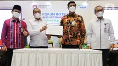 Anggota DJSN Subiyanto, Ketua Dewan Pengawas BPJAMSOSTEK Muhammad Zuhri, Direktur Utama BPJAMSOSTEK Anggoro Eko Cahyo dan Pimpinan KPK RI Alexander Marwata usai menandatangani Sistem Manajemen Anti Penyuapan (SMAP) di Plaza BPJAMSOSTEK, Jakarta (13/12/2021). (Liputan6.com/Fery Pradolo)