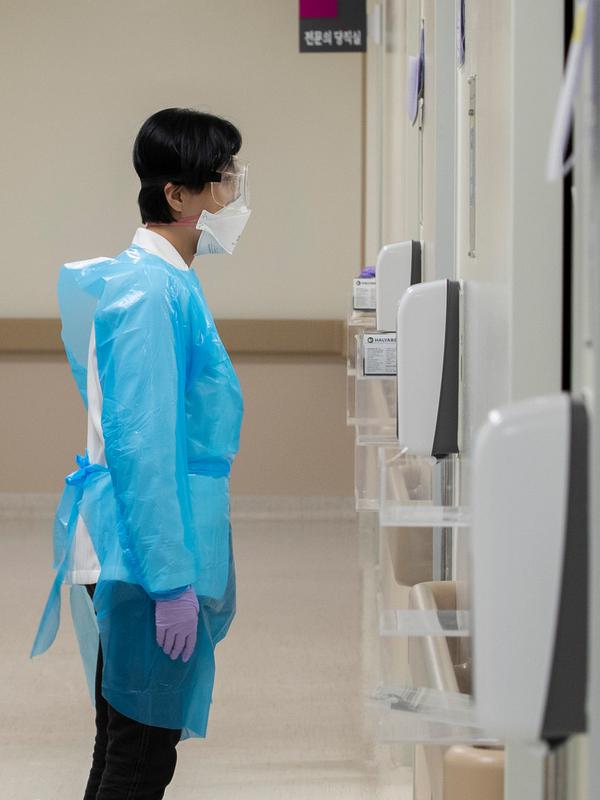 Pekerja medis berbicara dengan pasien yang dirawat di ruang isolasi Rumah Sakit Universitas Nasional Kyungpook di Daegu, Korea Selatan, Rabu (4/3/2020). Jumlah pasien virus corona (COVID-19) di Korea Selatan naik 293 kasus dari pengumuman sebelumnya pada tengah malam. (Xinhua/Lee Sang-ho)