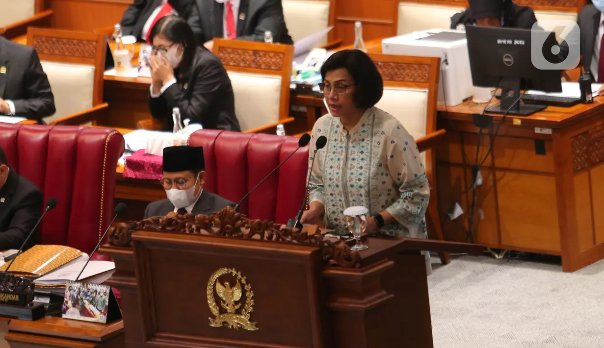 Menteri Keuangan Sri Mulyani (kanan) menyampaikan laporan  tentang pertanggungjawaban atas pelaksanaan APBN tahun anggaran 2021 saat rapat paripurna ke-26 masa persidangan V tahun 2021-2022 di Kompleks Parlemen, Senayan, Jakarta, Kamis (30/6/2022). Rapat menyampaikan hasil pembahasan pembicaraan pendahuluan RAPBN tahun anggaran 2023 dan rencana kerja pemerintah tahun 2023. (Liputan6.com/Angga Yuniar)