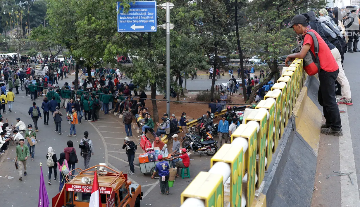 Warga menyaksikan aksi unjuk rasa yang dilakukan mahasiswa dari berbagai perguruan tinggi di sekitar Jembatan Layang Gerbang Pemuda, Jakarta, Selasa (1/10/2019). Mahasiswa dari berbagai perguruan tinggi kembali berunjuk rasa menolak beberapa RUU. (Liputan6.com/Helmi Fithriansyah)