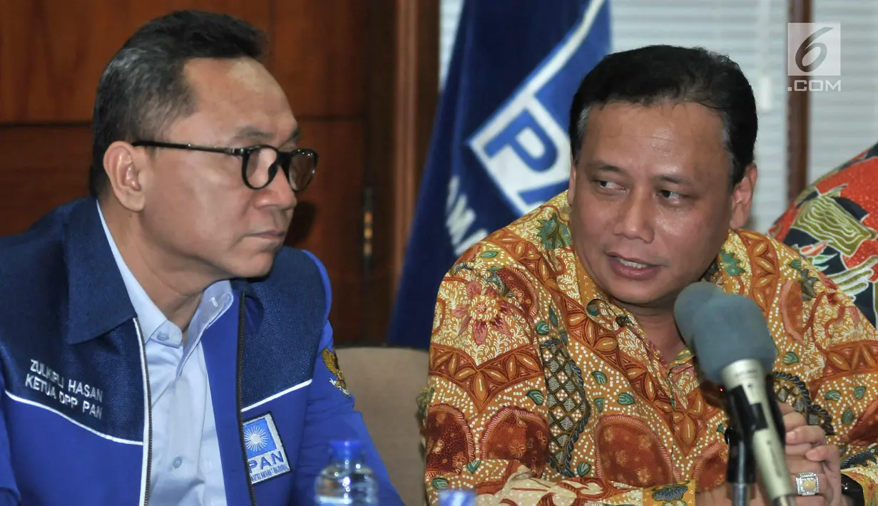 Ketua Umum PAN Zulkifli Hasan (kiri) memberi sambutan saat menerima kunjungan Ketua Bawaslu Abhan (kanan) di Kantor DPP PAN, Jakarta, Kamis (5/7). Bawaslu mensosialisasikan pengawasan dan pencalonan Pileg dan Pilpres 2019. (Merdeka.com/Iqbal S. Nugroho)