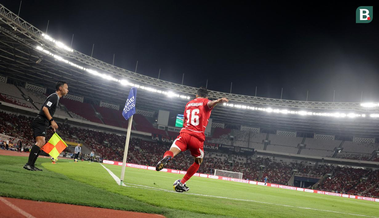 Pemain Timnas Indonesia, Dony Tri Pamungkas melakukan sepak pojok ke arah gawang St Kitts and Nevis dalam laga semifinal FIFA Series 2026 di Stadion Utama Gelora Bung Karno (SUGBK), Senayan, Jakarta, Jumat (27/03/2026). (Bola.com/Abdul Aziz)