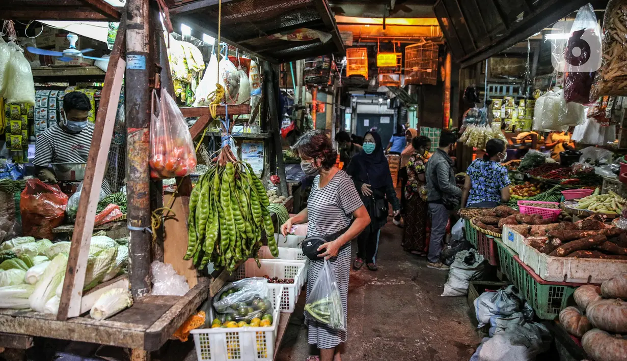 Suasana jual beli di Pasar Cempaka Putih, Jakarta, Kamis (11/6/2020). Pengelola pasar tradisional diwajibkan melaksanakan protokol kesehatan salah satunya dengan pembatasan jumlah konsumen hanya 50 persen kapasitas. (Liputan6.com/Faizal Fanani)