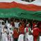 Para pendukung Oman membentangkan bendera raksasa saat Timnas Oman menghadapi Kirgistan pada laga ketiga Grup F Piala Asia 2023 di Abdullah bin Khalifa Stadium, Doha, Qatar, Kamis (25/1/2024). (AFP/Karim Jaafar)