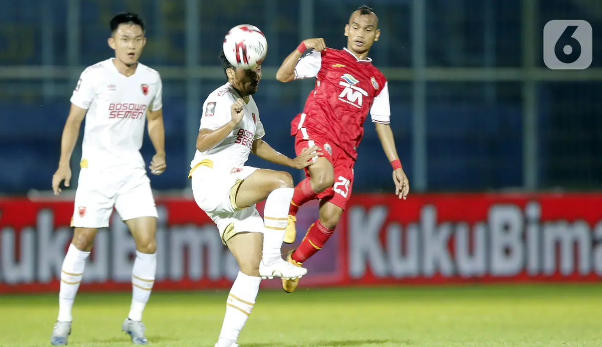 Pemain PSM Makassar M. Arfan (kiri) berebut bola dengan pemain Persija Jakarta Riko Simanjuntak dalam pertandingan babak penyisihan Piala Menpora 2021 di Stadion Kanjuruhan, Malang, Jawa Timur, Senin (22/3/2021). PSM Makassar menang dengan skor 2-0. (Bola.com/Arief Bagus)