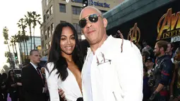 Aktor Vin Diesel berpose dengan aktris Zoe Saldana saat menghadiri pemutaran perdana film Disney dan Marvel 'Avengers: Infinity War' di Los Angeles, California (23/4). (AFP Photo/Neilson Barnard)