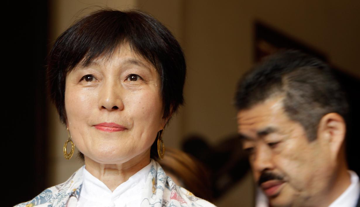 Kolektor Jepang Fumiko Takakuwa saat hadir dalam upacara serah terima artefak di Museum Nasional, Phnom Penh, Kamboja, Jumat (5/7/2019). Fumiko Takakuwa mengaku senang bisa mengembalikan sekitar 85 artefak ke Kamboja. (AP Photo/Heng Sinith)