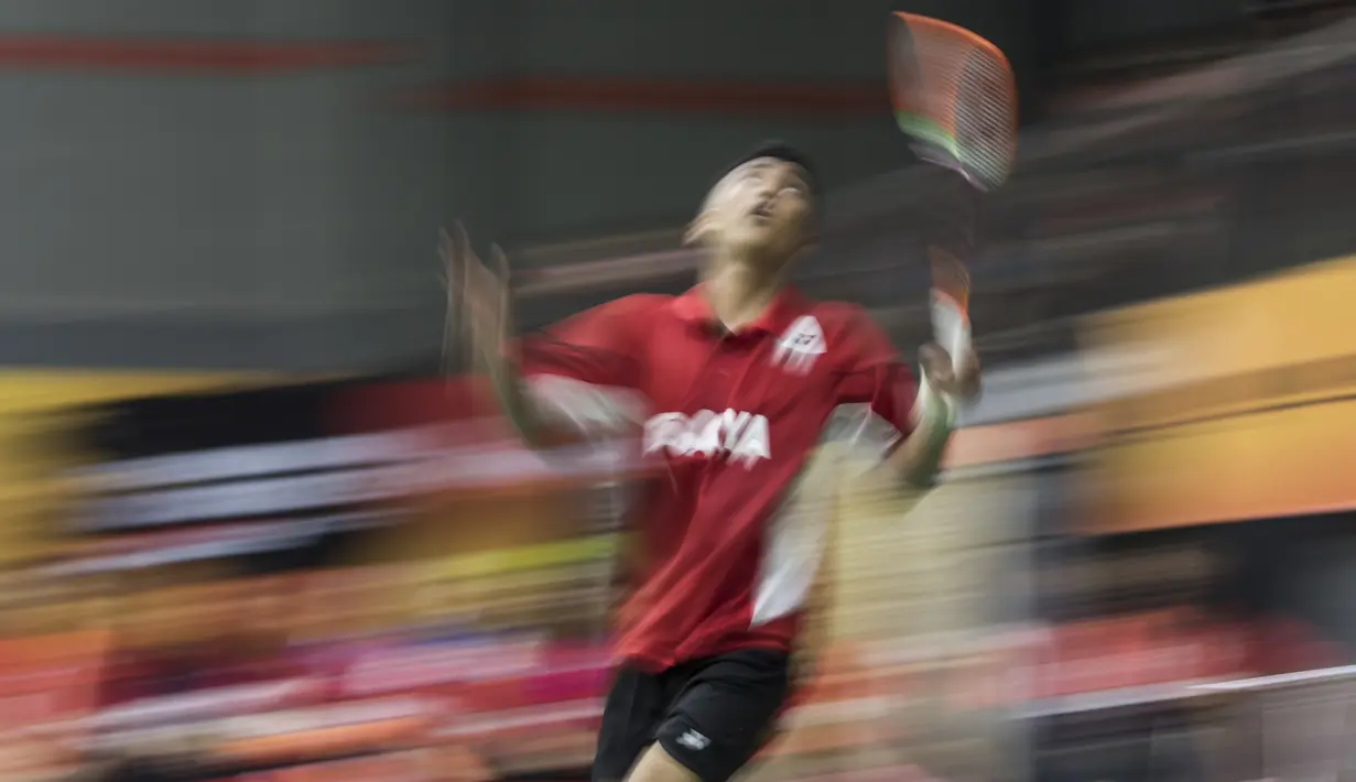 Tunggal putra Jaya Raya, Sultan Mayang, berusaha mengembalikan kok saat melawan tunggal Exist, Akbar Firdaus, pada final tim beregu Pembangunan Jaya Cup 2019 di GOR Jaya Raya, Banten, Sabtu (21/12). Exist menang 3-1 atas Jaya Raya. (Bola.com/Vitalis Yogi Trisna)