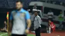 Djadjang Nurdjaman menatap ke arah pelatih Bhayangkara FC saat laga Liga 1 2017 di Stadion Patriot, Bekasi, Minggu (4/6/2017). (Bola.com/Nicklas Hanoatubun)