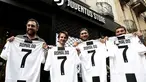 Suporter memperlihatkan jersey Juventus atas nama Cristiano Ronaldo di depan toko resmi klub di Turin, Selasa (10/7). Cristiano Ronaldo resmi pindah dari Real Madrid ke Juventus pada bursa transfer musim ini. (AFP PHOTO / Isabella Bonottovv)