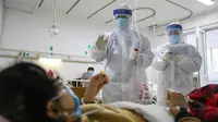 Petugas medis memeriksa kondisi pasien kritis virus corona atau COVID-19 di Rumah Sakit Jinyintan, Wuhan, Provinsi Hubei, China, Kamis (13/2/2020). (Chinatopix Via AP)